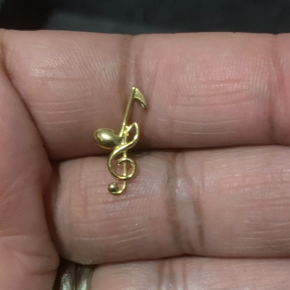 Gold Treble Clef Music Note lapel Pin unisex